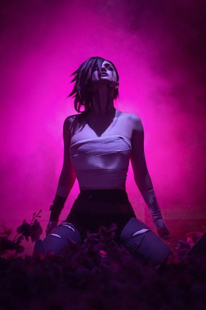 俄羅斯小姐姐COS《奧術》蔚 超絕胸肌引人矚目！