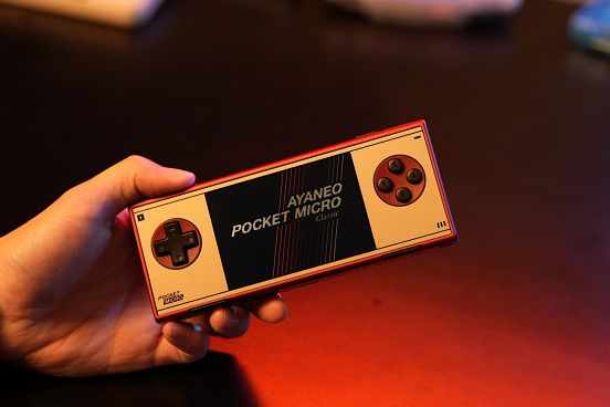 經典無搖桿設計,純粹遊戲體驗:AYANEO Pocket MICRO Classic 正式公布 經典無搖桿設計,純粹遊戲體驗:AYANEO Pocket MICRO Classic 正式公布