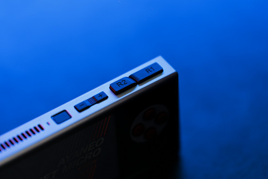 經典無搖桿設計,純粹遊戲體驗:AYANEO Pocket MICRO Classic 正式公布 經典無搖桿設計,純粹遊戲體驗:AYANEO Pocket MICRO Classic 正式公布