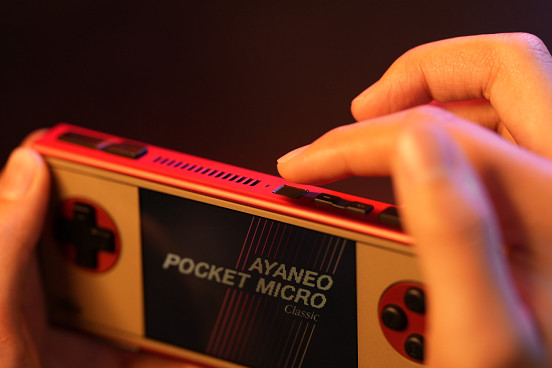 經典無搖桿設計,純粹遊戲體驗:AYANEO Pocket MICRO Classic 正式公布 經典無搖桿設計,純粹遊戲體驗:AYANEO Pocket MICRO Classic 正式公布