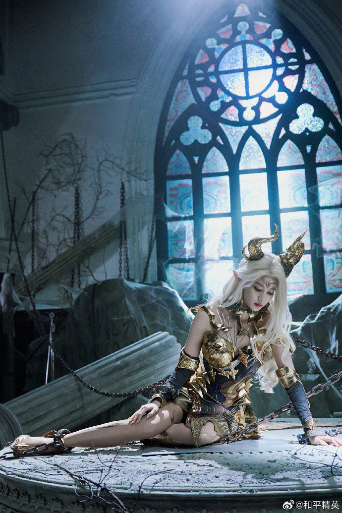 王楚然COS《和平精英》龍族女王 鎏金翅膀有點酷！