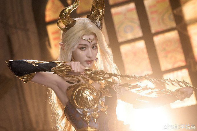 王楚然COS《和平精英》龍族女王 鎏金翅膀有點酷！