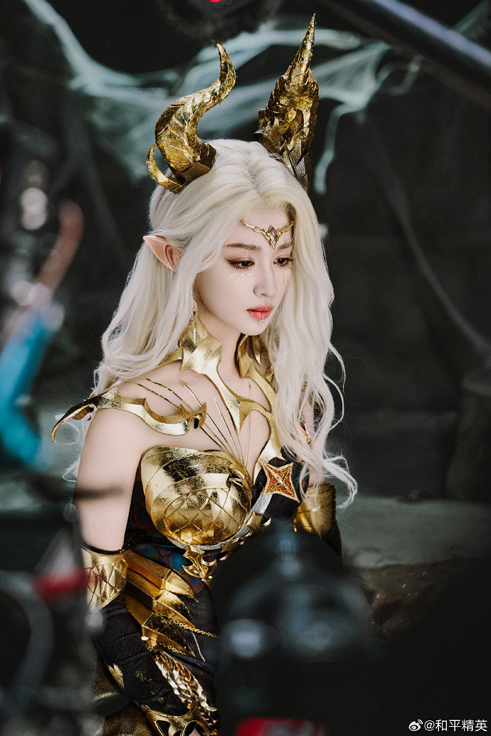 王楚然COS《和平精英》龍族女王 鎏金翅膀有點酷！