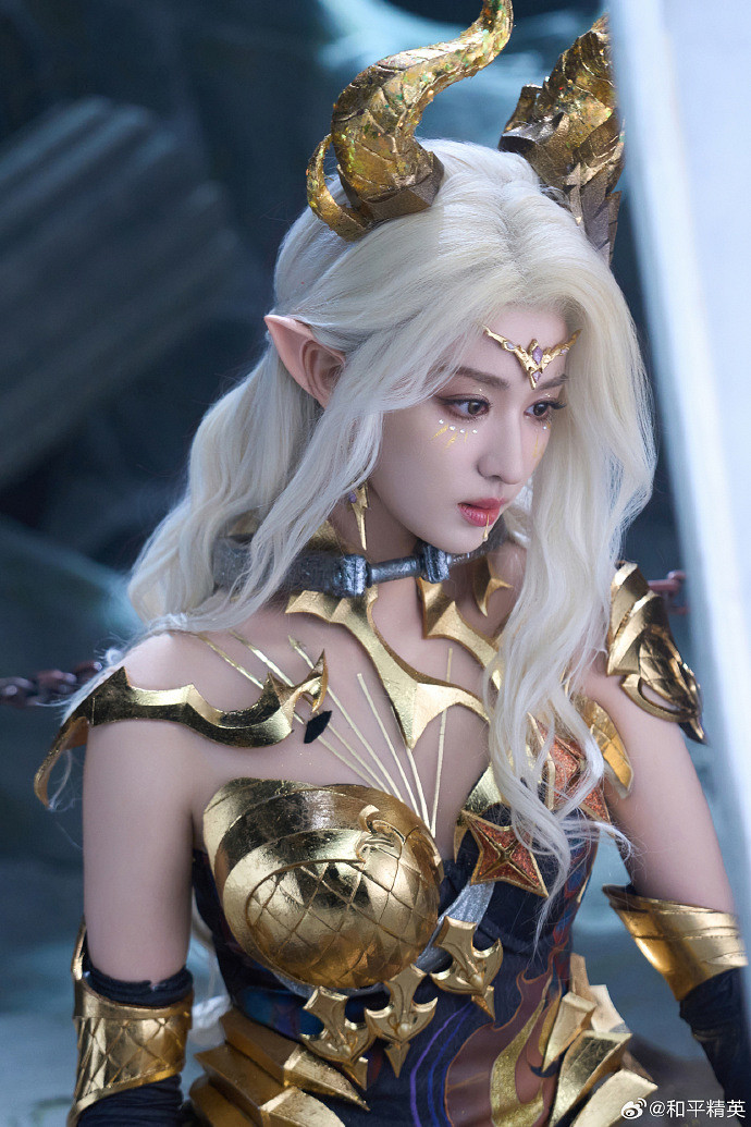 王楚然COS《和平精英》龍族女王 鎏金翅膀有點酷！