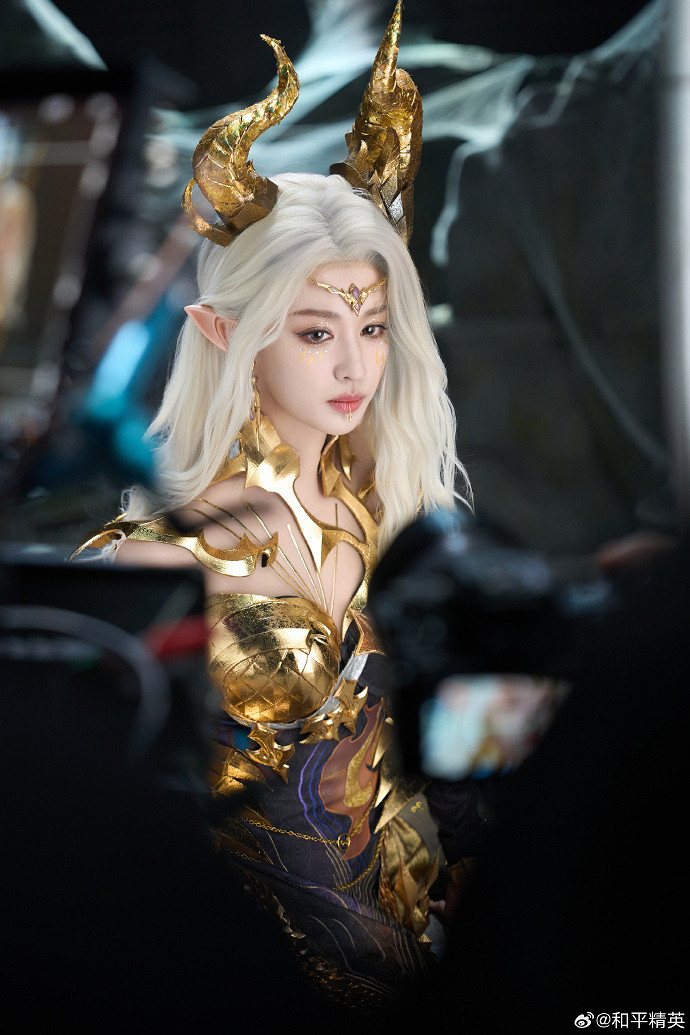 王楚然COS《和平精英》龍族女王 鎏金翅膀有點酷！