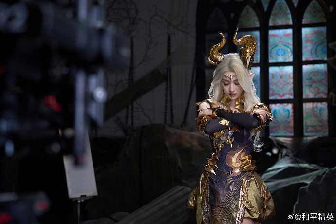 王楚然COS《和平精英》龍族女王 鎏金翅膀有點酷！