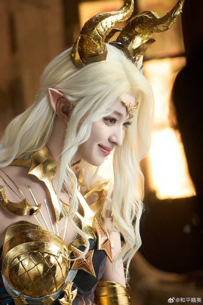 王楚然COS《和平精英》龍族女王 鎏金翅膀有點酷！
