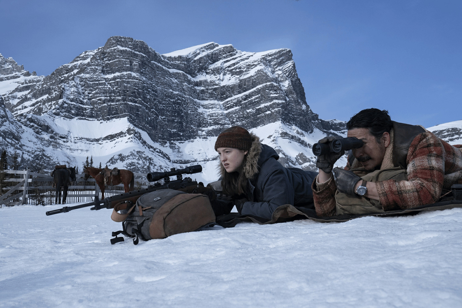 《最後生還者》第二季曝新劇照 湯米幫助艾莉練狙! 《最後生還者》第二季曝新劇照 湯米幫助艾莉練狙!