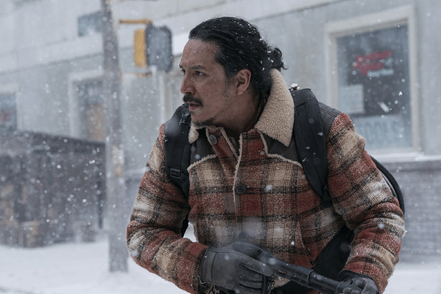 《最後生還者》第二季曝新劇照 湯米幫助艾莉練狙! 《最後生還者》第二季曝新劇照 湯米幫助艾莉練狙!