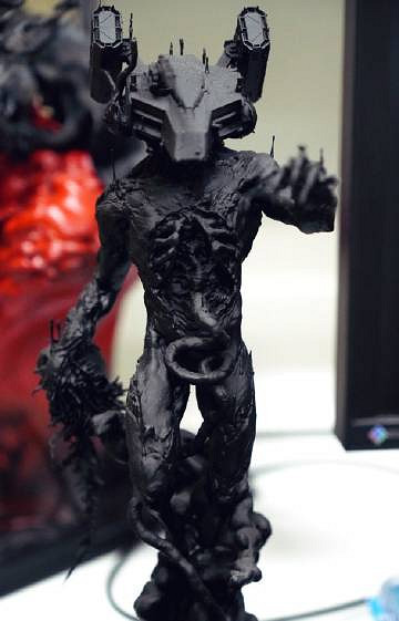 為確保雕像品質 小島秀夫還曾前往中國監督雕像生產