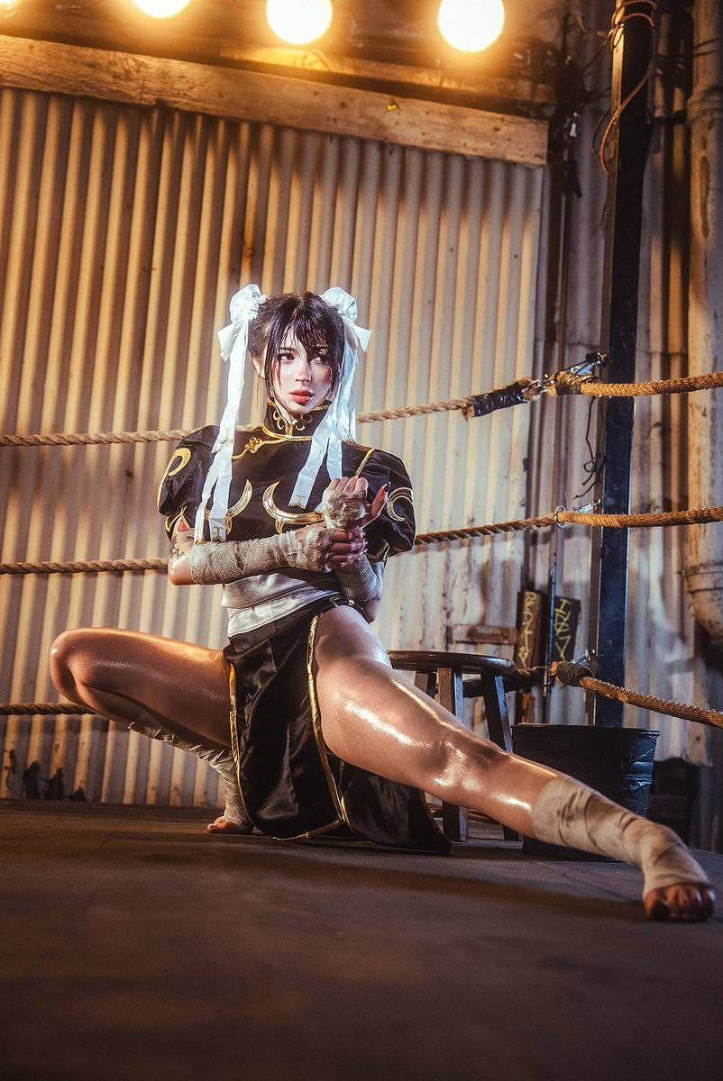 國外小姐姐COS《快打旋風》春麗 這個大粗腿超還原！