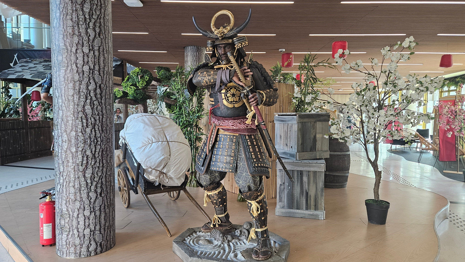 育碧總部慶祝《刺客教條：影》發售 雕像裝飾吸睛