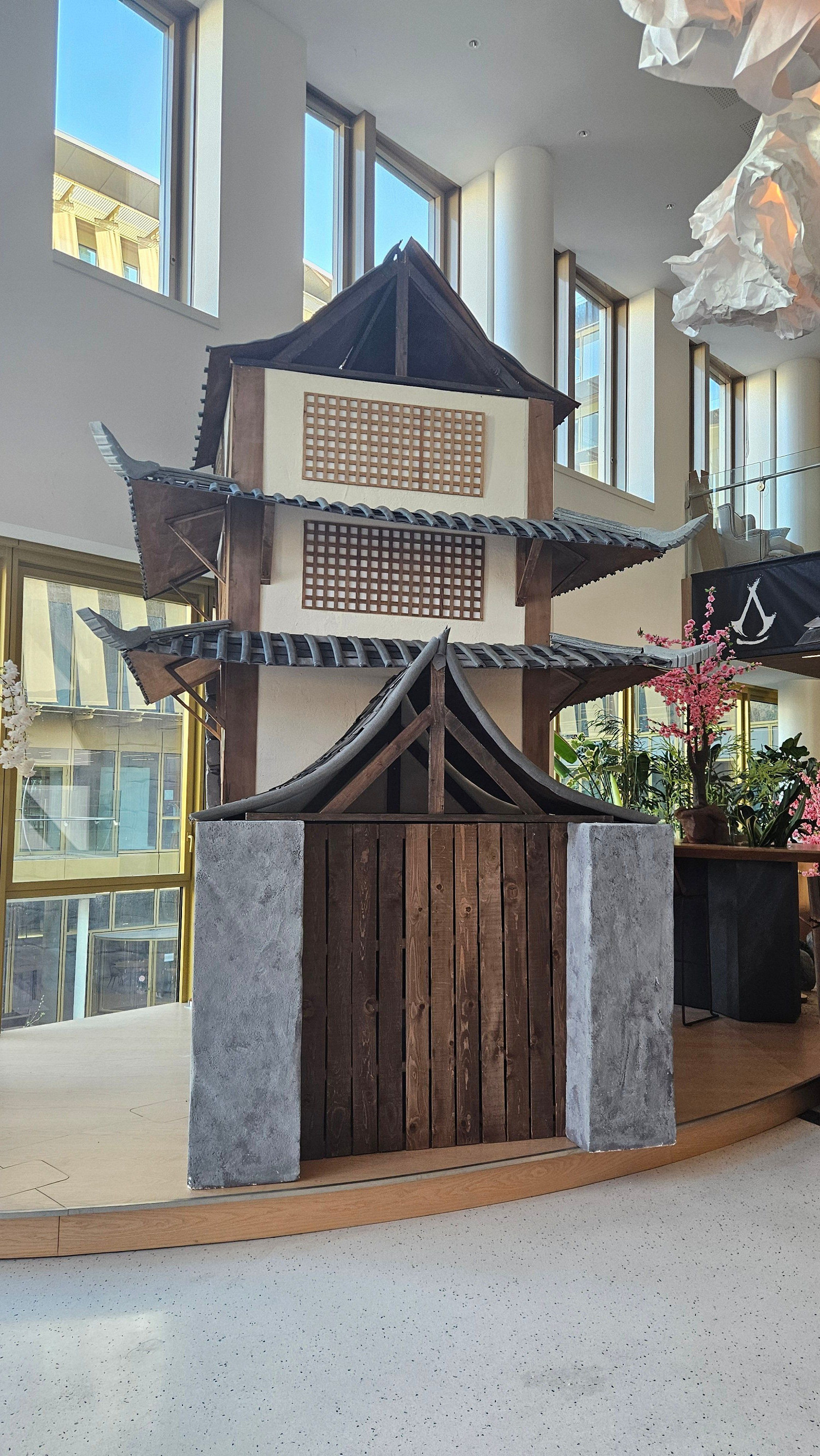 育碧總部慶祝《刺客教條：影》發售 雕像裝飾吸睛