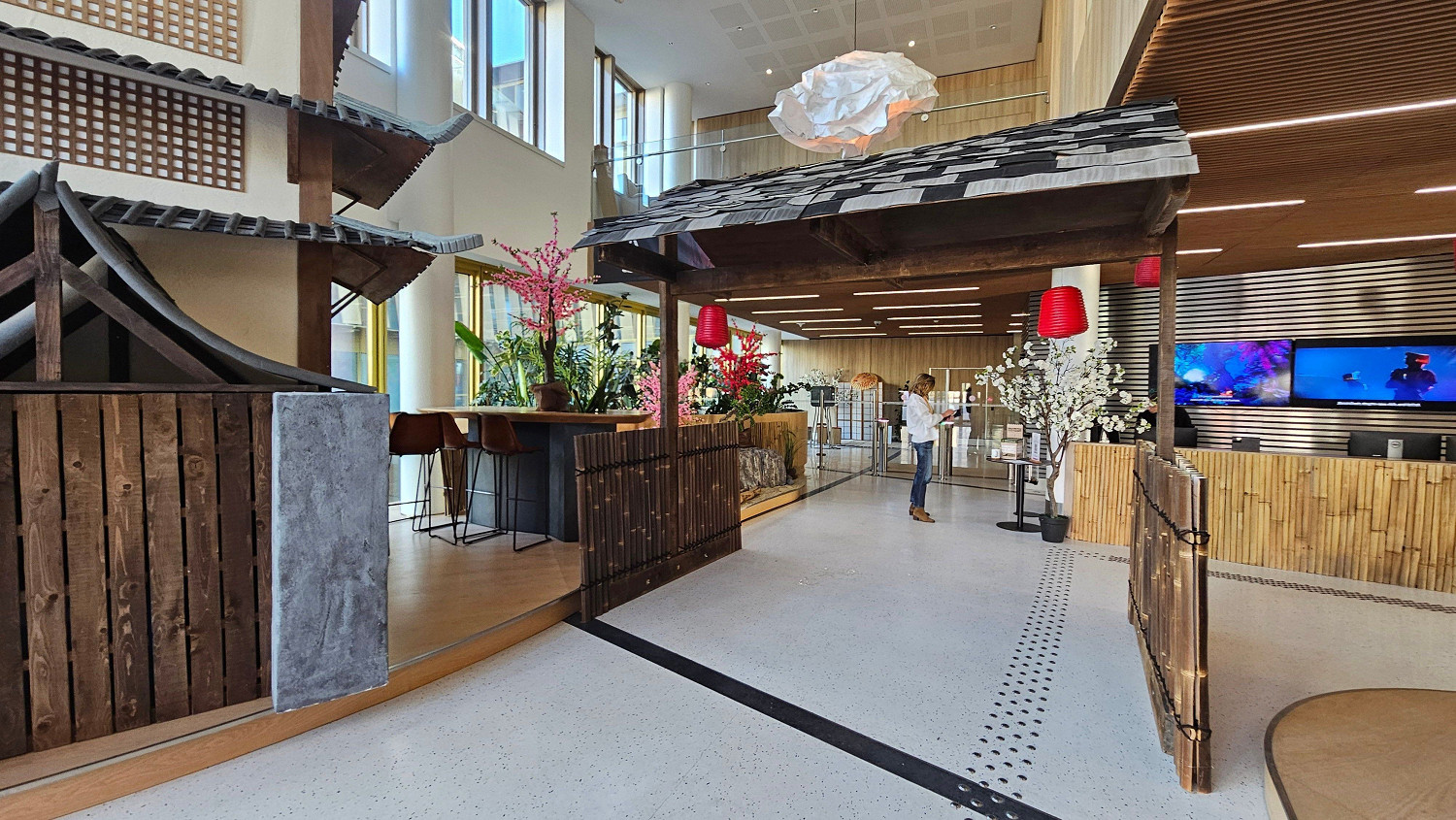 育碧總部慶祝《刺客教條：影》發售 雕像裝飾吸睛