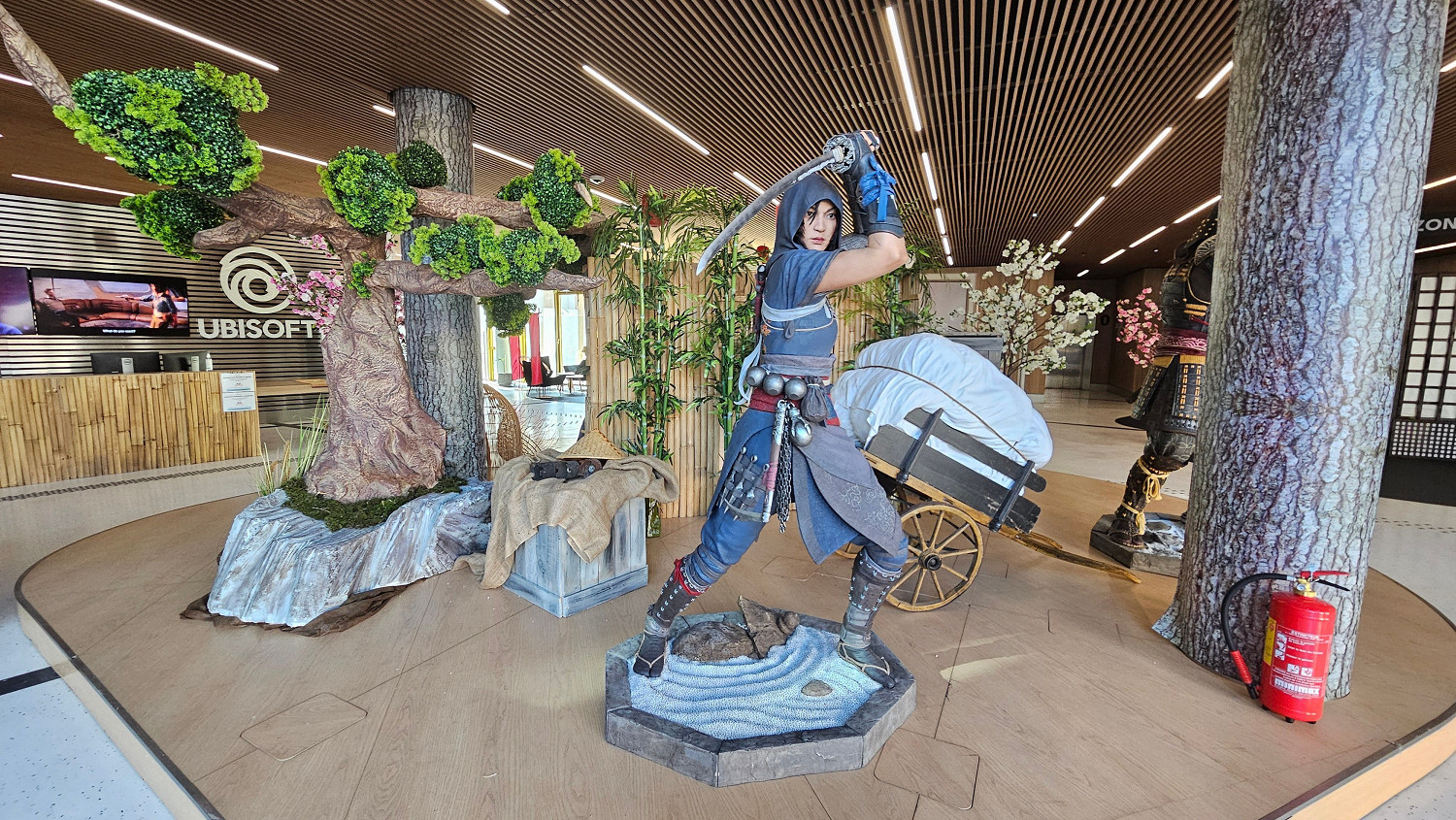 育碧總部慶祝《刺客教條：影》發售 雕像裝飾吸睛