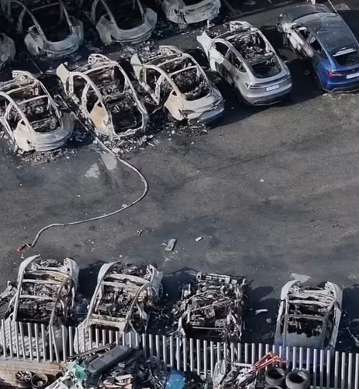 特斯拉暴力破壞行為再次升級 意大利17台電車被完全燒毀 特斯拉暴力破壞行為再次升級 意大利17台電車被完全燒毀