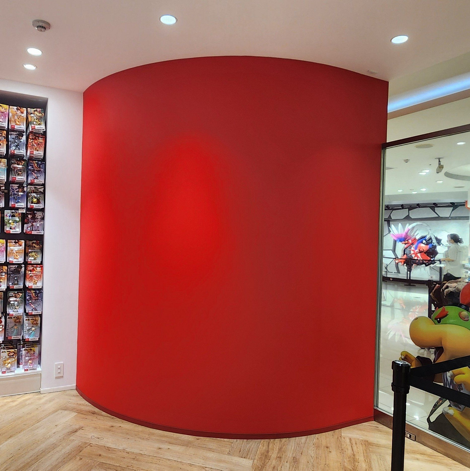 任天堂大阪旗艦店驚現神秘純紅廣告牆！疑似為NS2準備