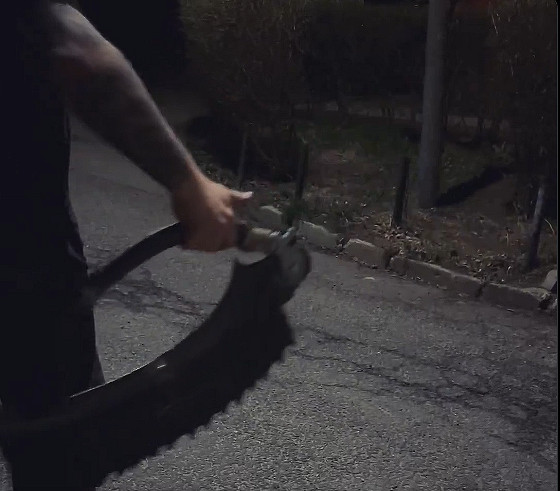 《血源詛咒》超還原鋸肉刀可噴火花 ！雞皮疙瘩起來了