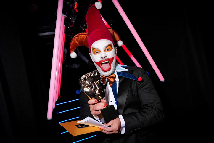 《小醜牌》頒獎竟找「小醜」登台?作者被曝現在超有錢 《小醜牌》頒獎竟找「小醜」登台?作者被曝現在超有錢