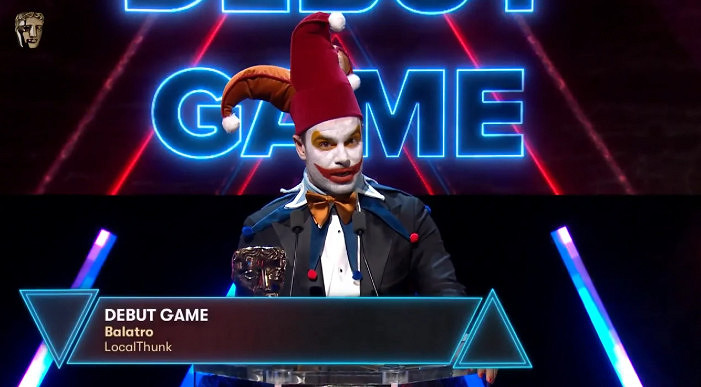 《小醜牌》英國奧斯卡2025奪獎 真人小醜登台領獎 《小醜牌》英國奧斯卡2025奪獎 真人小醜登台領獎