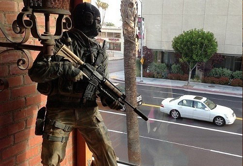 美警察與幽靈對峙 《現代戰爭2》全尺寸人像遭誤會