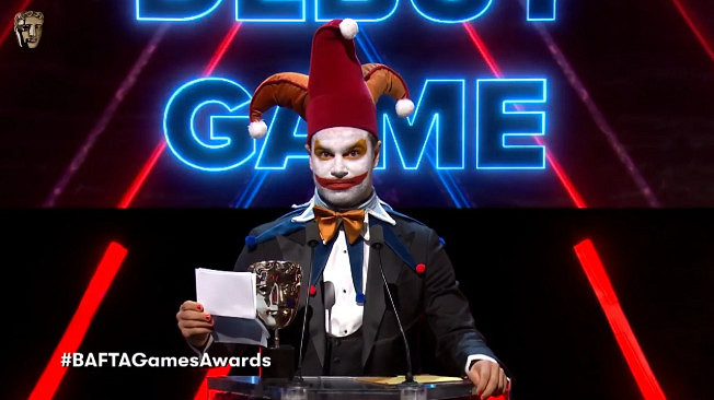 《小醜牌》英國奧斯卡2025奪獎 真人小醜登台領獎 《小醜牌》英國奧斯卡2025奪獎 真人小醜登台領獎