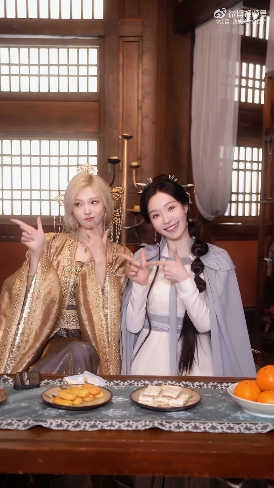 《完蛋我被美女包圍2》新花絮 兩美女展示手勢舞 《完蛋我被美女包圍2》新花絮 兩美女展示手勢舞