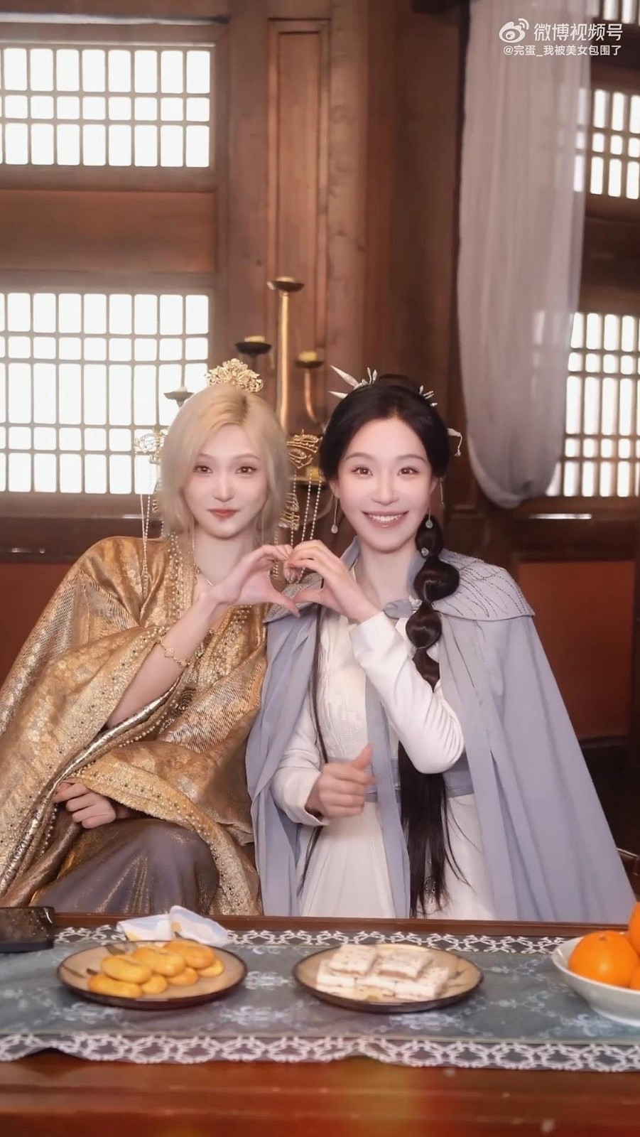 《完蛋我被美女包圍2》新花絮 兩美女展示手勢舞 《完蛋我被美女包圍2》新花絮 兩美女展示手勢舞