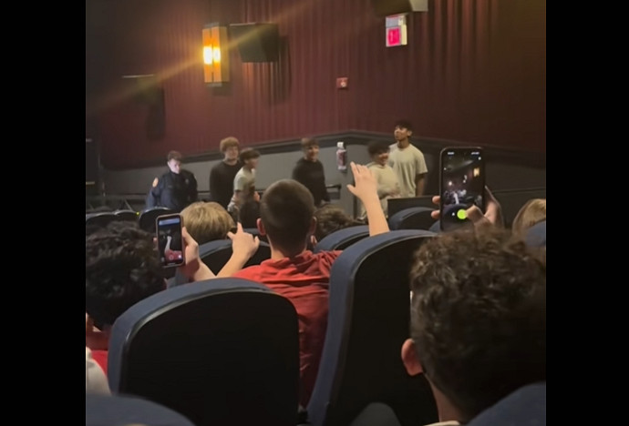 國外觀眾觀看《當個創世神麥塊大電影》 中途過於激動被警察請出電影院 國外觀眾觀看《當個創世神麥塊大電影》 中途過於激動被警察請出電影院