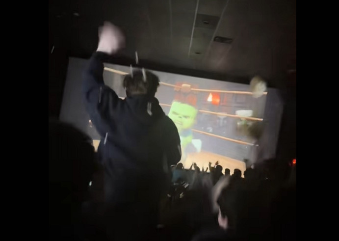 國外觀眾觀看《當個創世神麥塊大電影》 中途過於激動被警察請出電影院 國外觀眾觀看《當個創世神麥塊大電影》 中途過於激動被警察請出電影院