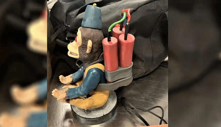 決勝時刻玩家帶"猴子炸彈"上美國飛機 被沒收了! 決勝時刻玩家帶"猴子炸彈"上美國飛機 被沒收了!