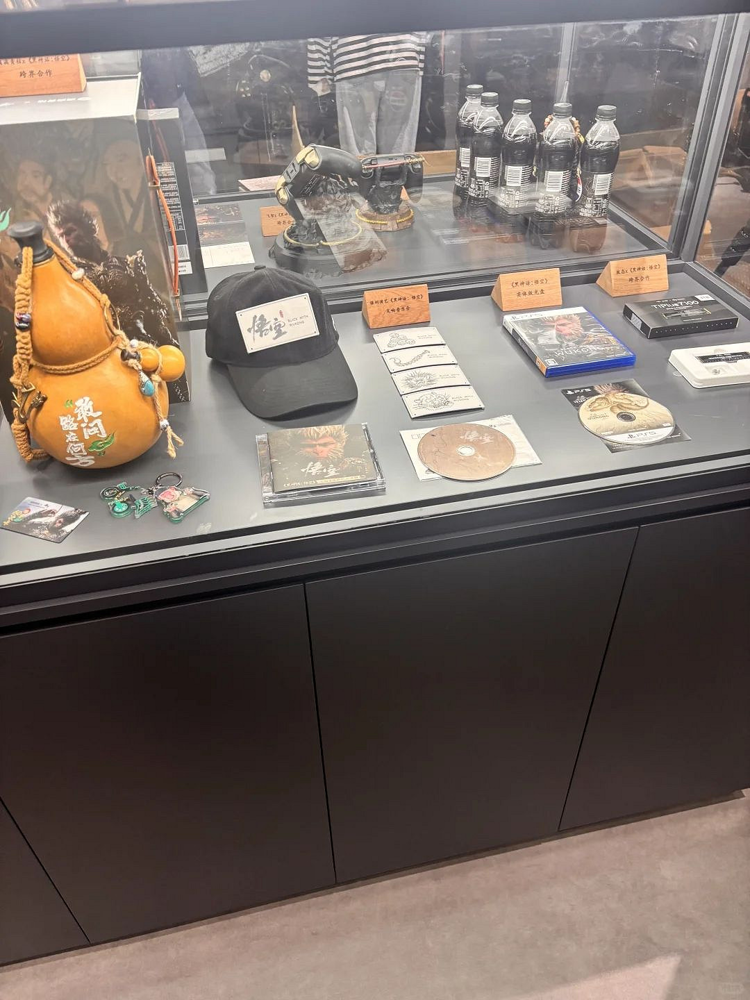 金箍棒直插入地!博主曬《黑神話》主題快閃店實拍 金箍棒直插入地!博主曬《黑神話》主題快閃店實拍