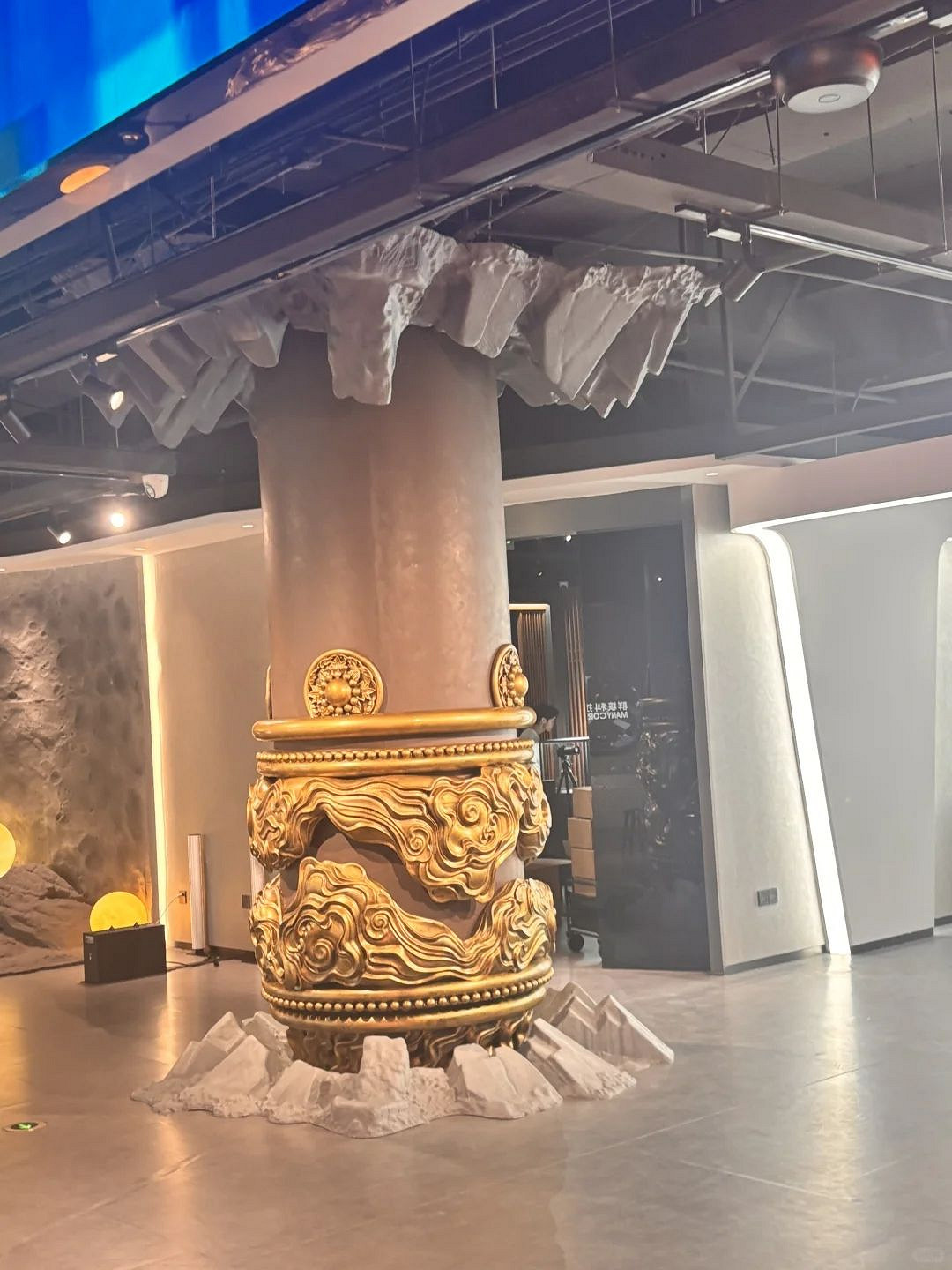 金箍棒直插入地!博主曬《黑神話》主題快閃店實拍 金箍棒直插入地!博主曬《黑神話》主題快閃店實拍