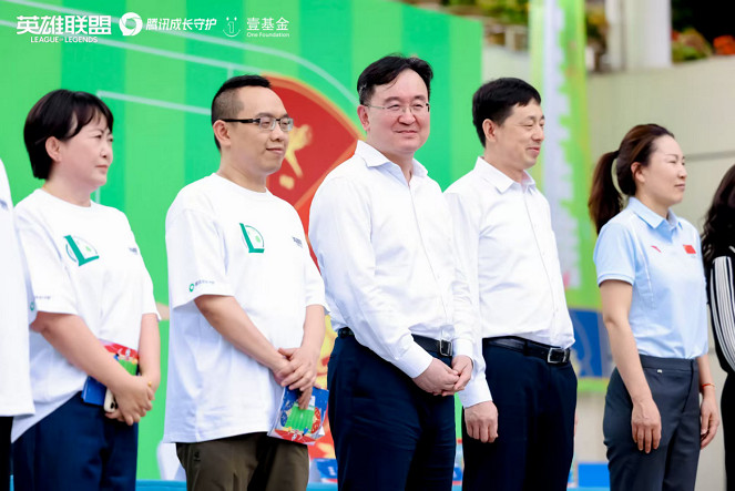 天生英雄不言棄！愛心大使Uzi見證英雄聯盟公益足球場落地