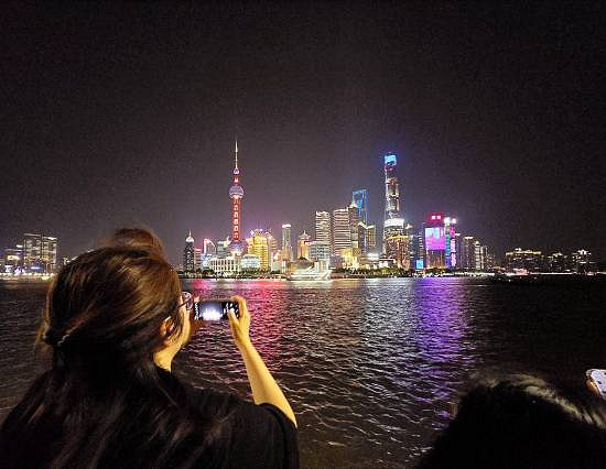 《劍星》製作人金亨泰攜愛妻兼美女畫師KKUEM抵滬! 《劍星》製作人金亨泰攜愛妻兼美女畫師KKUEM抵滬!