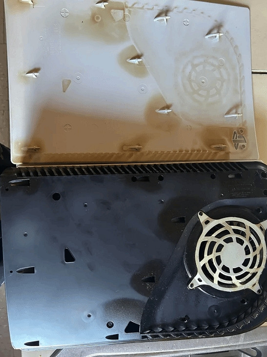 玩家PS5過熱自動關機 拆開發現內部積塵嚴重髒得離譜! 玩家PS5過熱自動關機 拆開發現內部積塵嚴重髒得離譜!