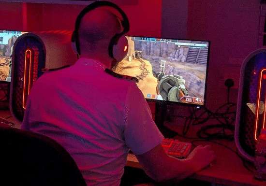 電子遊戲很有必要！英國航空母艦配備高階電競遊戲室