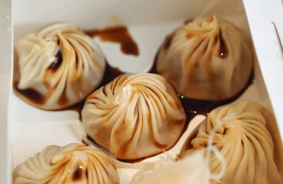 小島秀夫抵中國台灣地區 沉浸式曬照解鎖當地美食圖鑒