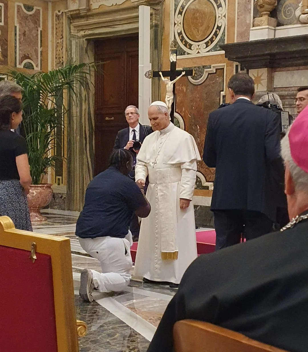 破次元壁！教皇親筆簽名的寶可夢卡牌全球僅此一張！