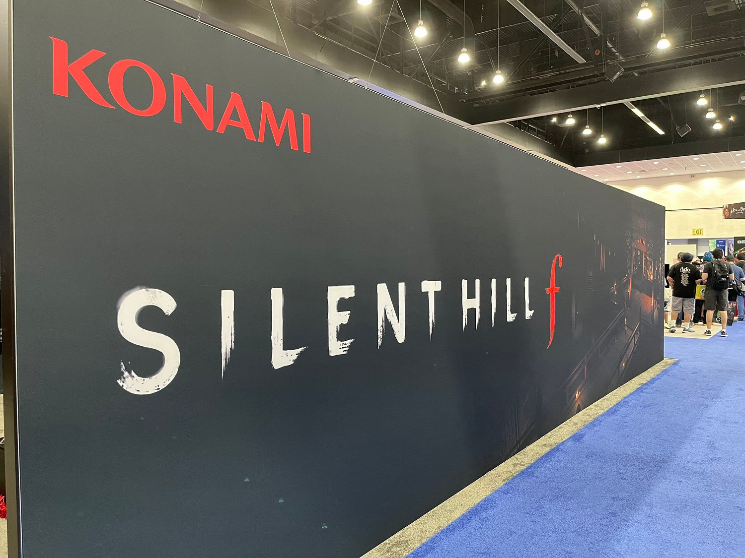 《沉默之丘f》分享AnimeExpo展位新圖：裂嘴女超恐怖！