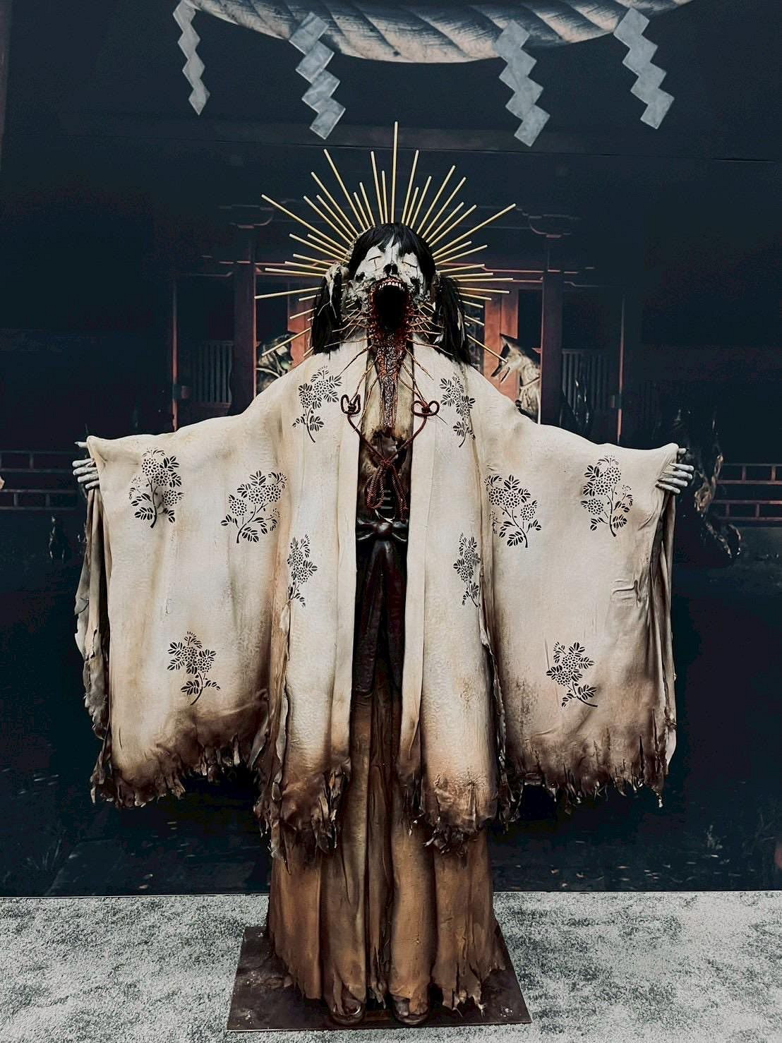 《沉默之丘f》分享AnimeExpo展位新圖：裂嘴女超恐怖！