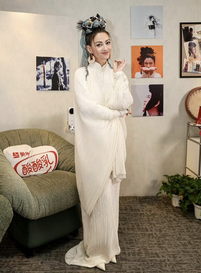 《三界四洲》演唱者者來女發長文告別《歌手2025》