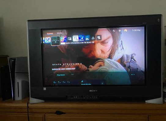 玩家分享復古“大頭”電視玩《死亡擱淺2》 效果引熱議