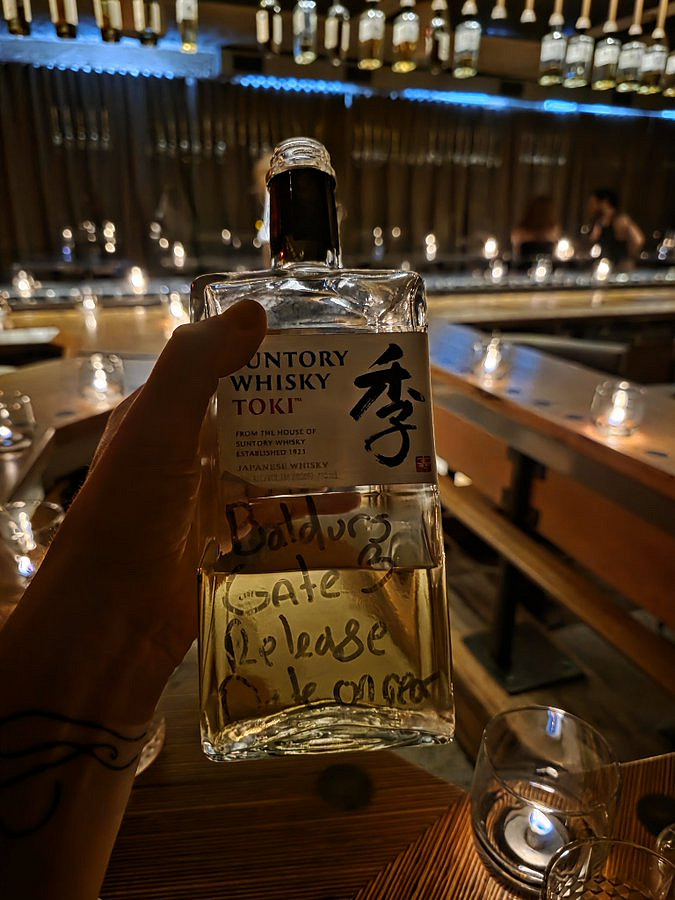 小彩蛋！《柏德之門3》總監將發行日期寫在酒瓶上