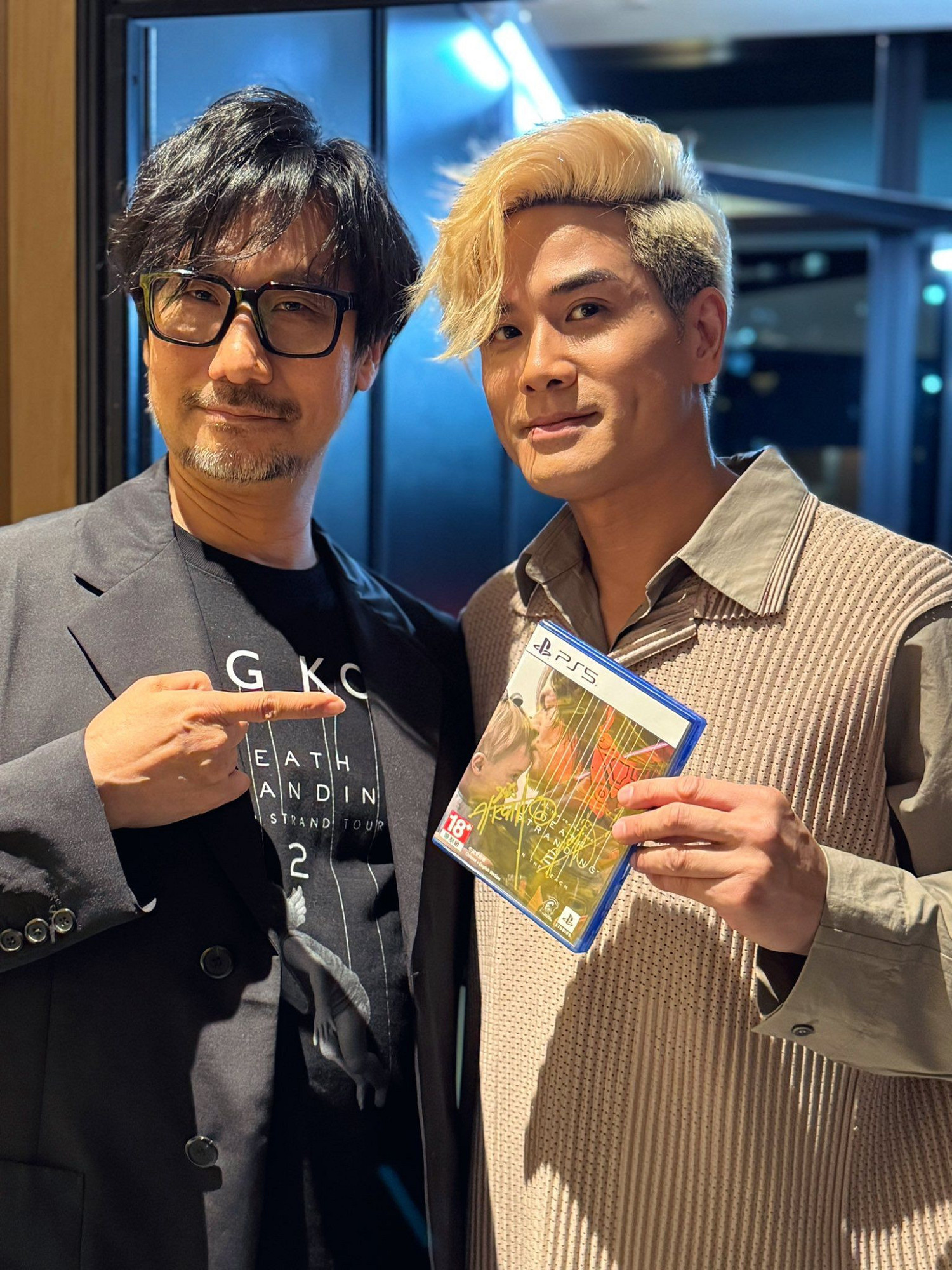 《死亡擱淺2》香港宣傳！小島秀夫分享與伍允龍合照