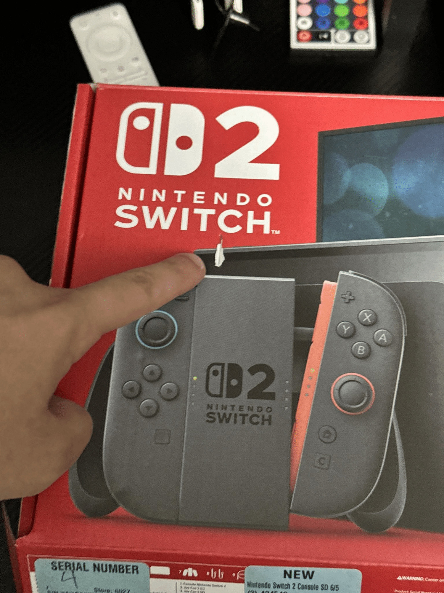 Switch2神操作!被釘壞竟拍出天價 還扯上CEO內衣? Switch2神操作!被釘壞竟拍出天價 還扯上CEO內衣?