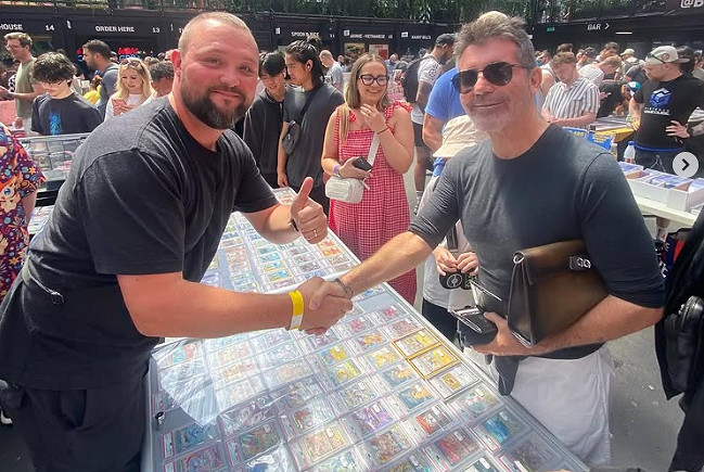 《美國偶像》評委掃貨寶可夢卡牌！交易商曬握手合照