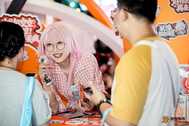 打卡谷子當鋪和熱門Coser貼貼!BW2025的逛展樂趣被螃蟹帳號承包了 打卡谷子當鋪和熱門Coser貼貼!BW2025的逛展樂趣被螃蟹帳號承包了