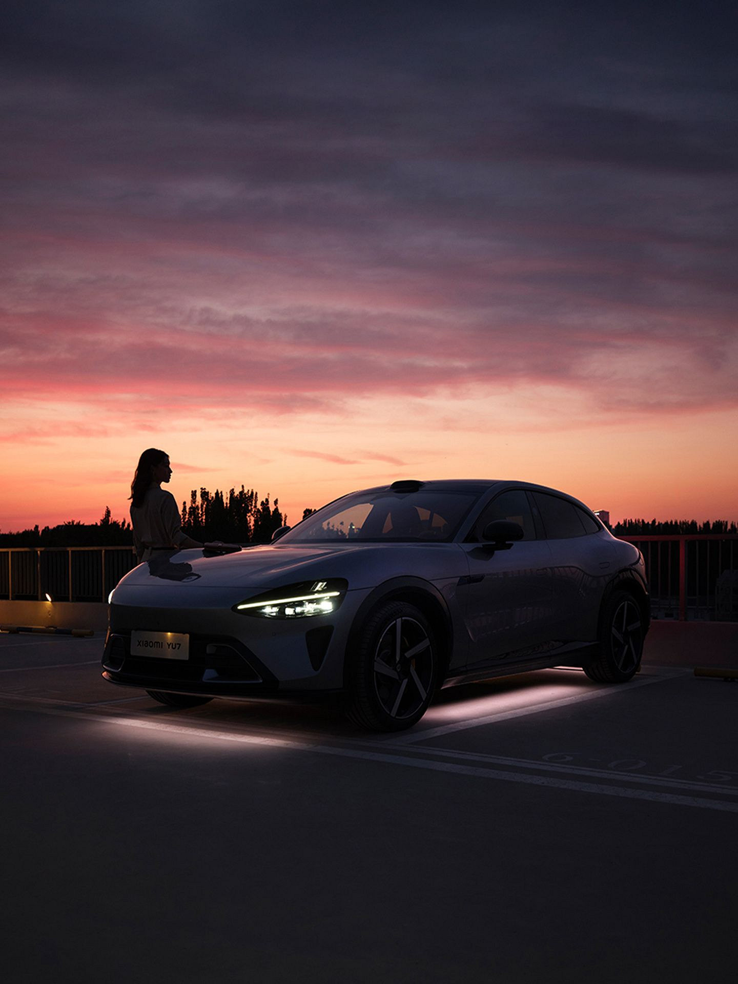 小米分享多張小米YU7實拍圖：夜間底盤氛圍燈太帥了！