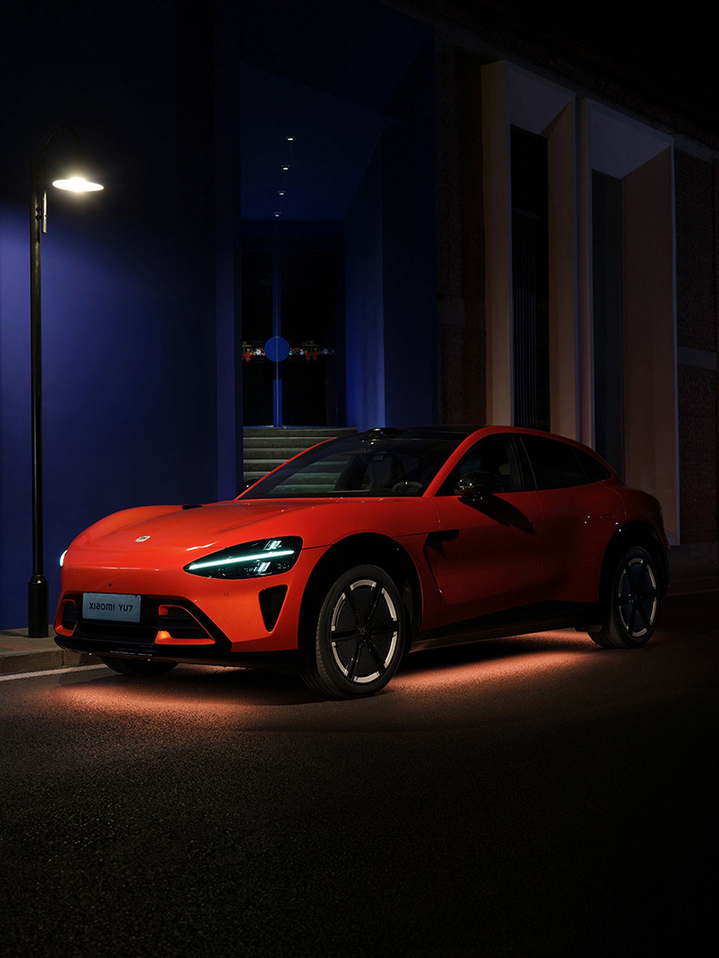 小米分享多張小米YU7實拍圖：夜間底盤氛圍燈太帥了！